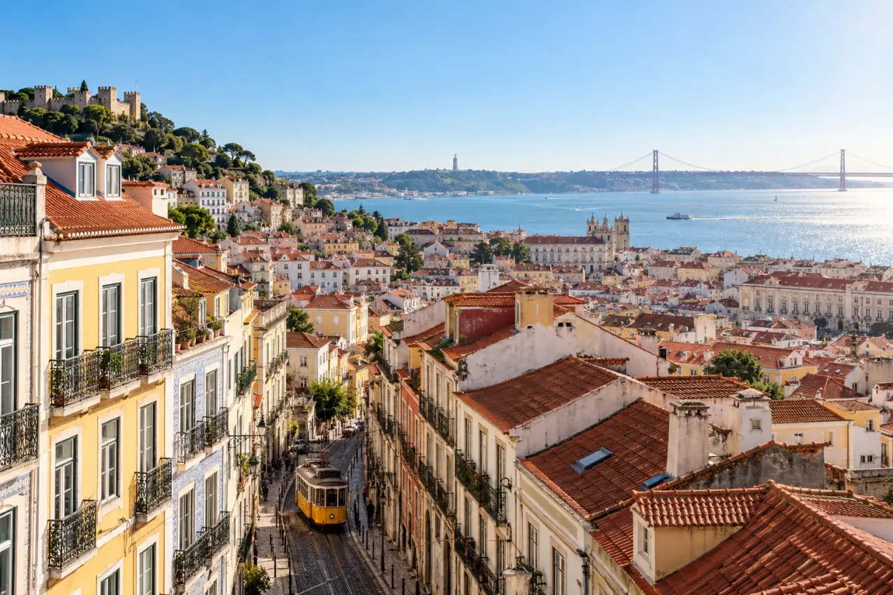 Lisbonne, une ville du Portugal vue depuis un miradouro avec le Tage