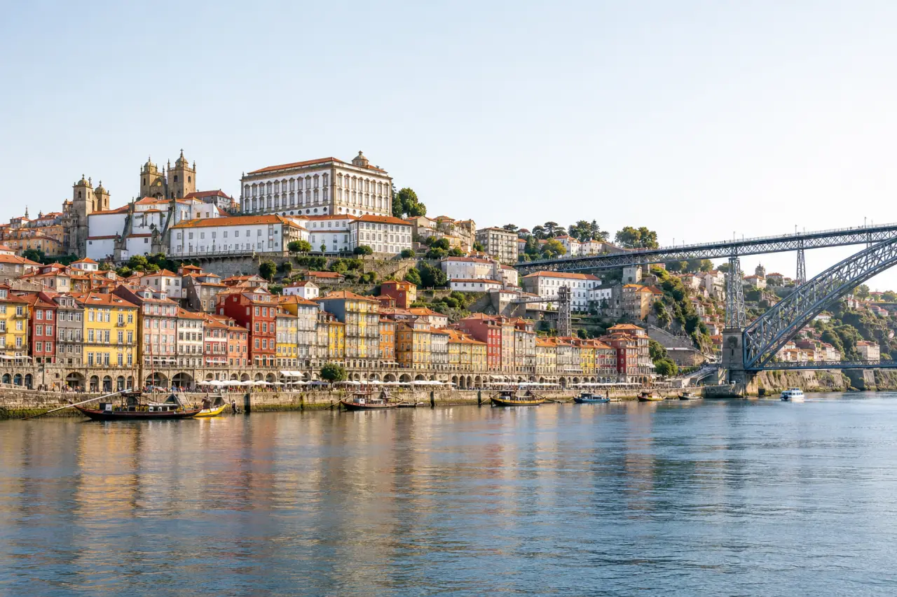 Porto, une ville du Portugal au bord du Douro avec le pont Dom-Luís